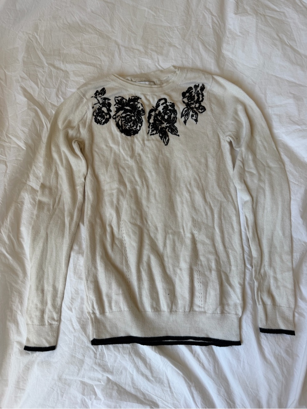 elle white sweater w rose design